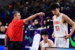 解说:杨瀚森8月为国出征不合适 不如休息 在国家队也没战术地位