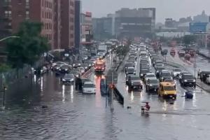 太阳报:世界杯决赛前纽约遭遇雷暴天气,车辆街道均被淹没