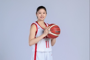外线有谱!李沅珊三分9中4砍半场最高12分 正负值+3