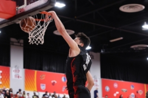 开拓者媒体人:杨瀚森体型接近NBA级别 三分出手快但防守仍需适应
