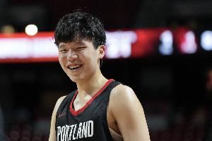 开拓者媒体人:杨瀚森身高2.16米优势明显 简化内线进攻是关键