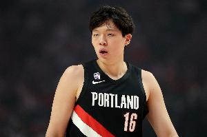 开拓者媒体人:杨瀚森在夏联逐渐打出自信 面对小个展现体型优势