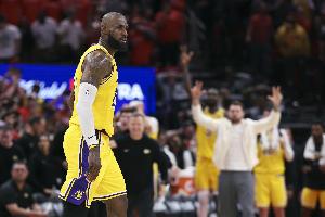 詹姆斯:如今NBA八年换八个总冠军 赛季初人们都会觉得自己能夺冠