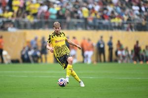 记者:阿森纳、利物浦有意引进多特左后卫斯文松