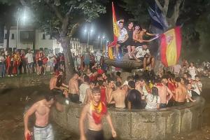 西班牙国内庆祝世界杯夺冠时喷泉坍塌,一名13岁男孩不幸身亡