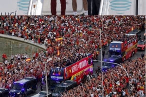 场面壮观!阿斯报:200万人参与西班牙夺冠巡游