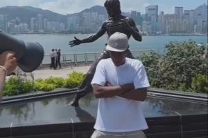 迪班萨开启中国行!先到中国香港逛菜市场 又与李小龙铜像合影