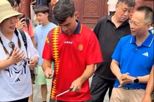 玩得如何?佩德里中国行抖空竹,詹俊现场解说