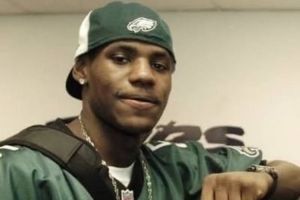早有渊源!NFL费城老鹰队晒詹姆斯早年穿戴老鹰队装备照