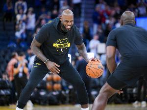 媒体人:NBA估计再没像詹姆斯这样 到哪都带动大批球迷转向的球星