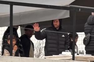 全是人!梅西带儿子看阿丙,场外球迷围得水泄不通,梅西微笑挥手