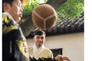 巴萨官推晒佩德里体验蹴鞠照:他正在苏州享受自己的假期