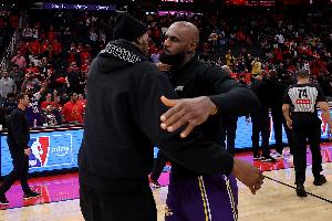 媒体人:老詹/KD决定本质无差 为夺冠离开母队巅峰抱团终颠沛流离