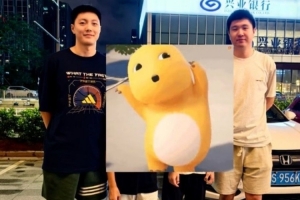 博主:昨夜胡明轩与老队友王薪凯聚餐叙旧 与球迷合影留念