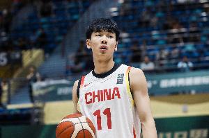 大尺寸!路易斯维尔大学官网显示 张博源目前身高206cm体重100kg