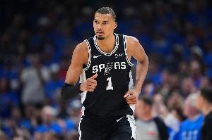 媒体人:一众NBA传奇中锋遭耐克冷遇 文班亚马球鞋待遇领跑前贤