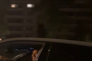 震惊得哇哇大叫!球迷驾车偶遇改装版兰博基尼,司机竟是巴尔科拉