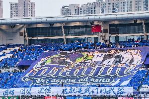 津媒介绍津门虎主场TIFO:球迷和球队荣辱与共、风雨同舟