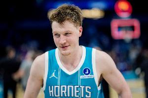 NBA历史首位新秀三分王祝黄蜂新星克尼佩尔21岁生日快乐!