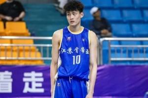 媒体人:吴嘉浩是江苏省篮管中心签约运动员 签约时有特别约定