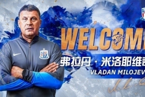 记者:申花本轮仍由中方教练组指挥,米洛耶维奇团队在包厢观战