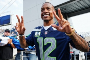 在家乡依旧高人气!小托马斯为NFL海鹰赛前升起代表球迷的12号旗
