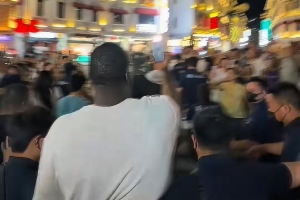 身边全是球迷举着手机!追梦格林汕头街头City Walk 打卡知名景点