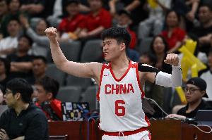 我不是高铁!陈昱休首节三分6中3高效得11分2助 正负值+6