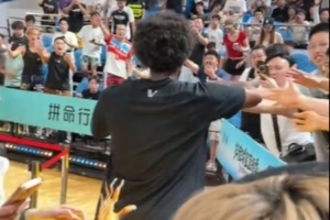 实力宠粉!伦纳德百分大战赛后绕场一周致敬球迷 与球迷热情互动