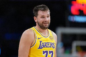 NBA历史上赛季至少28+8+8最年轻球员榜:前七里东契奇独占4席