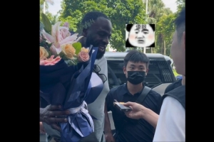 名场面!球迷给追梦送花 随即递烟给追梦 直接把追梦惊呆了