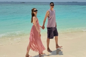 翟晓川妻子晒全家马尔代夫度假照:赴十年之约 变黑哪有快乐重要