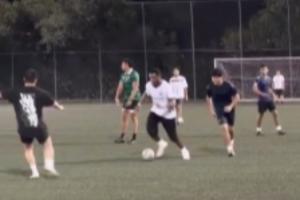 水平如何?勒布朗·詹姆斯儿子布朗尼穿国米球衣踢野球⚽️