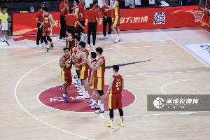 媒体人:男篮这场大胜能缓解球迷的舆论 也能减少球队内部的压力