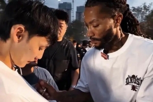 罗斯与徐杰的同框时刻!罗斯为徐杰T恤签名送祝福