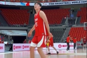 媒体人:今晚杨瀚森得多打多上场 中国男篮想赢球真得靠他多带动