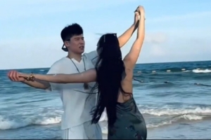 阳光与海滩!陈家政女友晒游玩视频:我们都要越来越好