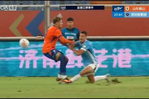 克雷桑踩倒对手,VAR介入查看是否红牌!