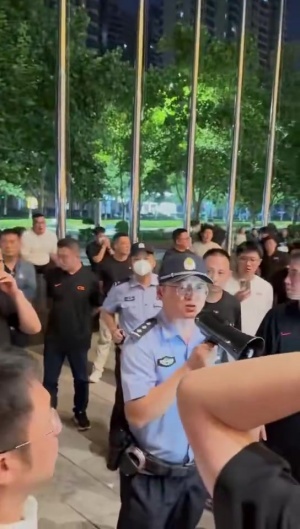 博主:赛后河南极端球迷到蓉城球迷住处冲击和骚扰,蓉城球迷报警