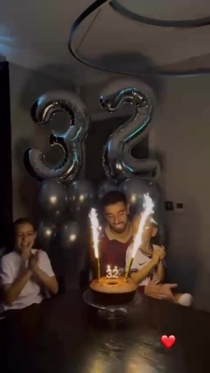 双喜临门!B费32岁生日当天获金球提名 全家一起为球员庆生
