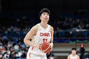 媒体人:余嘉豪真会打短下顺 他在场时中国男篮打挡拆会舒服得多