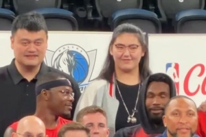 两大巨人!2米26姚明和2米23张子宇同框合影