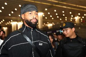 打起来游刃有余!拉塞尔半场5中3拿到10分2板7助2断
