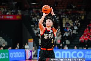 一手好跳投!贺希宁半场7中5拿到13分6板2助 连续漂移中投命中