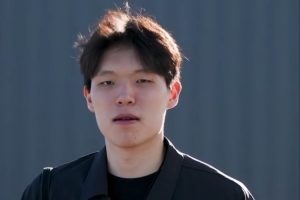 可爱捏!开拓者晒球员登机照片/视频:杨瀚森对着镜头摇头吹刘海