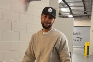 微微歪头一笑!NBA官方晒库里入场视频 手提保温杯很轻松