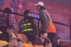 来看CBA!王大雷身穿高诗岩球衣现身高速大球馆