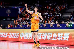 内外开花!张镇麟半场11中5拿全队最高15分 三分8中3