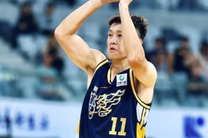 老大哥在场上干哈呢?周鹏半场毫无状态 8中1&三分4中1