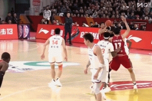 不太妙!拉塞尔错位防守焦海龙被吹犯规 一节半时间累计3犯在身